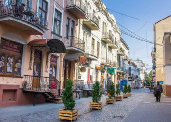 У Тернополі пропонують прибрати вивіски з фасадів історичної частини міста