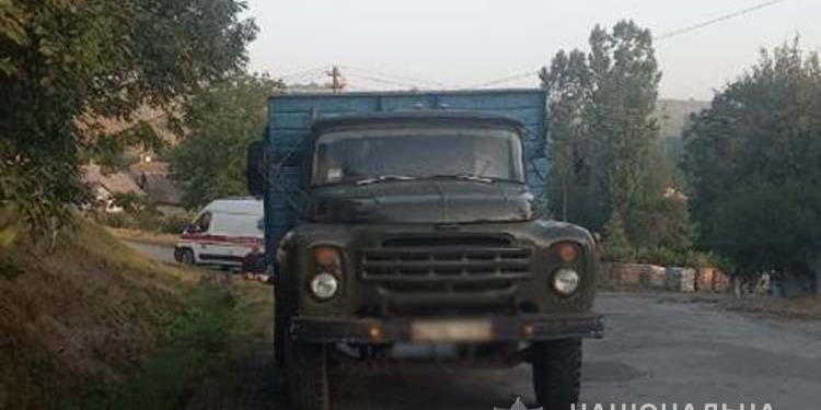 Одна людина загинула, а інша отримала тілесні ушкодження, – на трасі Борщів – Заліщики двоє чоловіків випали з вантажівки