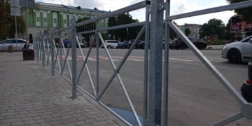 «У селах такою загородою загороджували пасовиська в колгоспі», – у Тернополі встановили загорожу біля Катедри