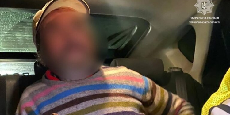 Тернопільські патрульні знайшли та повернули додому дідуся, який загубився