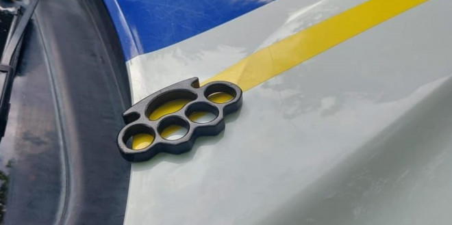 У Тернополі затримали молодика з кастетом