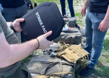 Вилучені нещодавно при обшуку в псевдоволонтера бронежилети передали до ЗСУ