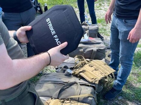 Вилучені нещодавно при обшуку в псевдоволонтера бронежилети передали до ЗСУ