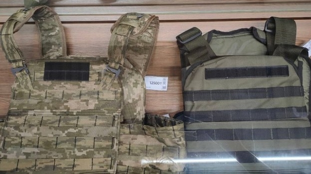 Правоохоронці виявили тернополянина, який продавав бронежилети, ввезені із США як гуманітарна допомога