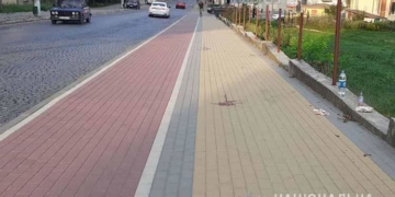 Кров на тротуарі, 10 річна дівчинка – госпіталізована: у Чорткові велосипедист наїхав на дитину