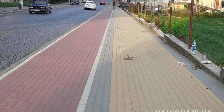 Кров на тротуарі, 10 річна дівчинка – госпіталізована: у Чорткові велосипедист наїхав на дитину