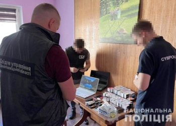 Хмельницькі правоохоронці викрили групу осіб, яка налагодила схему прихованого переправлення грошей з рф