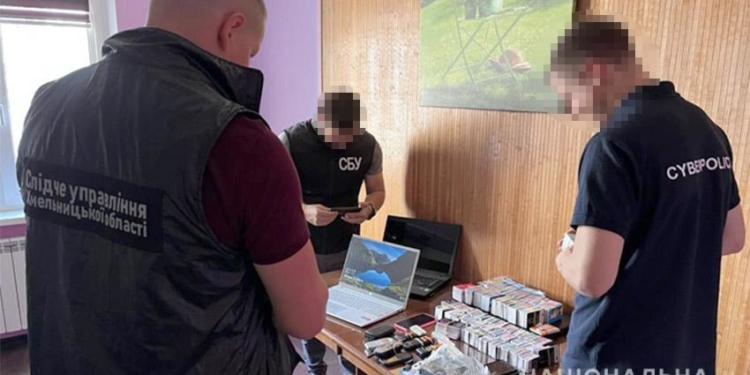 Хмельницькі правоохоронці викрили групу осіб, яка налагодила схему прихованого переправлення грошей з рф