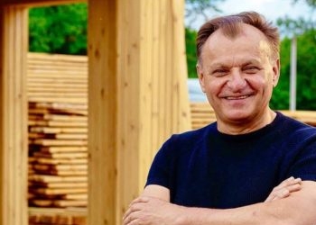 Тернопільський підприємець Тарас Демкура подарував модульний будиночок родині з Ірпеня