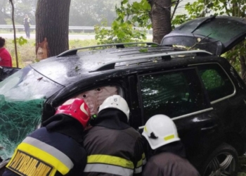 Водій джипа біля Копичинців загинув в аварії: деблоковували тіло загиблого з допомогою спецзасобів