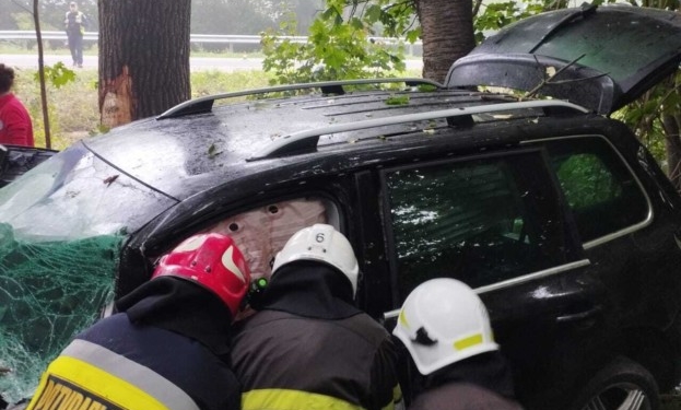 Водій джипа біля Копичинців загинув в аварії: деблоковували тіло загиблого з допомогою спецзасобів