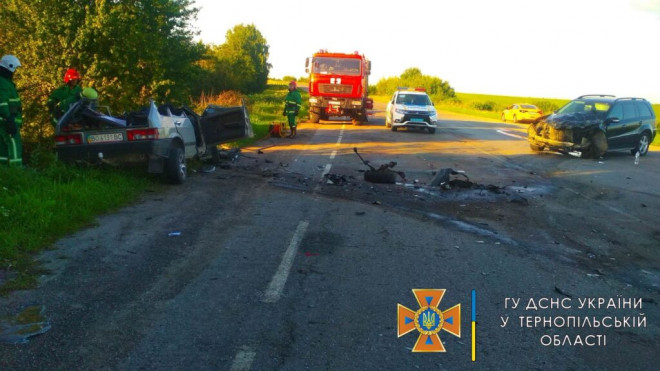 Жахлива ДТП поблизу Тернополя, – зіткнулися автомобілі Mercedes Benz GL 450 та ВАЗ 2109