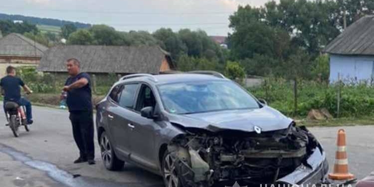 ДТП у Товстолузі: зіткнулися “Рено” і “Фольксваген”. Двоє людей травмовано