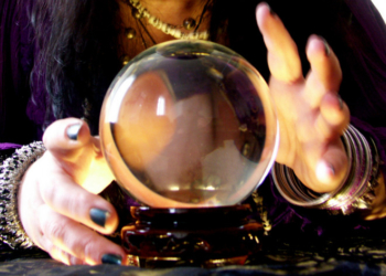 У Почаєві дівчина віддала екстрасенсу всі родинні заощадження, а це більше мільйона гривень