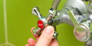 Через аварію на колекторі теплових мереж частина будинків у Тернополі залишилася без гарячої води