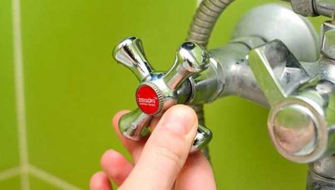 Через аварію на колекторі теплових мереж частина будинків у Тернополі залишилася без гарячої води