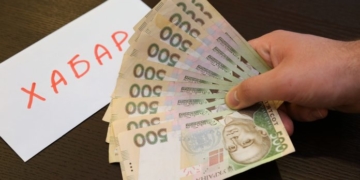 Колишнього прокурора з Кременця разом із родичем засудили до 13 років ув’язнення за хабар