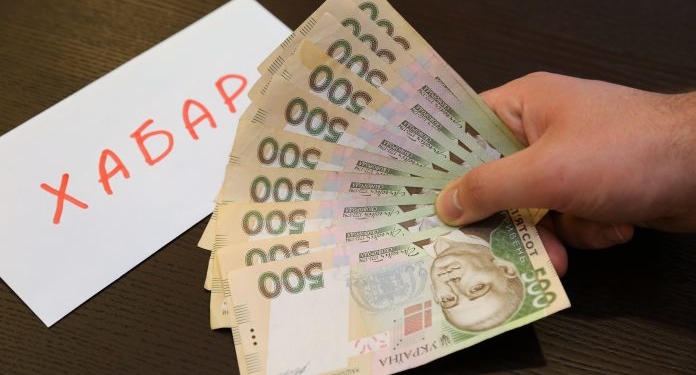 Колишнього прокурора з Кременця разом із родичем засудили до 13 років ув’язнення за хабар