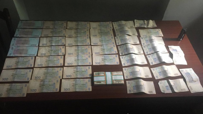 Вимагав 65 000 гривень хабара за місце на кладовищі, – у Тернополі затримали посадовця комунального підприємства міської ради