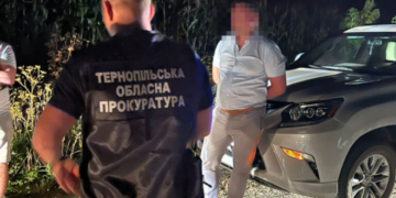 Заступника начальника податкової у Тернополі викрито на вимаганні та отриманні 5 000 доларів хабаря