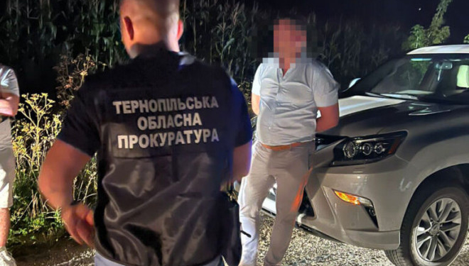 Заступника начальника податкової у Тернополі викрито на вимаганні та отриманні 5 000 доларів хабаря