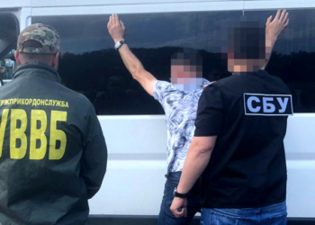 За організацію незаконного переправлення через державний кордон України судитимуть керівника благодійного фонду у Тернополі