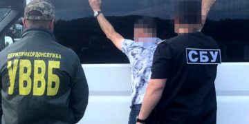 За організацію незаконного переправлення через державний кордон України судитимуть керівника благодійного фонду у Тернополі