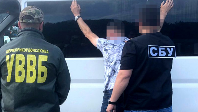 За організацію незаконного переправлення через державний кордон України судитимуть керівника благодійного фонду у Тернополі