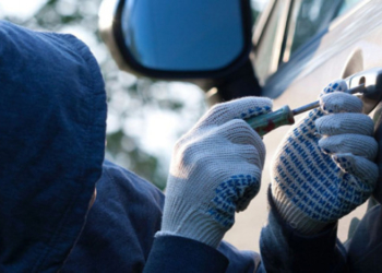 У Тернополі, на вулиці 15 квітня, правоохоронці затримали 50-річного зловмисника, що обікрав автомобіль