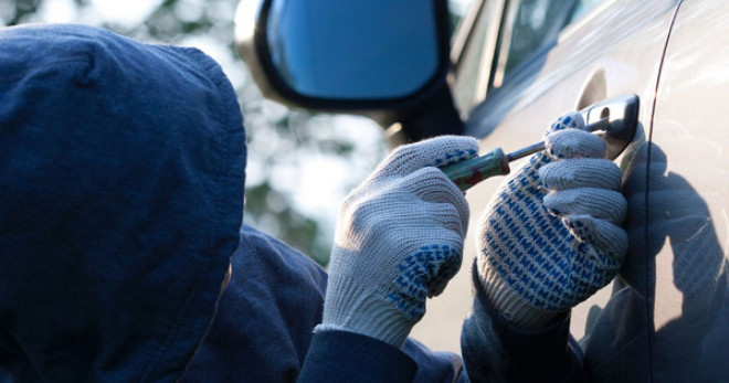 У Тернополі, на вулиці 15 квітня, правоохоронці затримали 50-річного зловмисника, що обікрав автомобіль