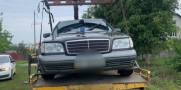 Переслідування з мигалками, – у Тернополі поліція ловила 63-річного порушника на Mercedes