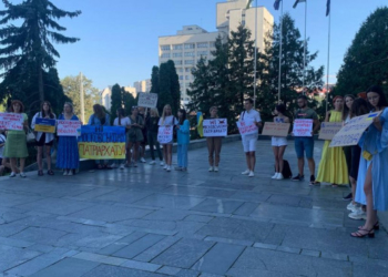 Під Тернопільською ОВА відбувся мітинг, люди вийшли на акцію, щоб депутати підтримали петицію про заборону УПЦ МП на Тернопільщині