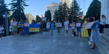Під Тернопільською ОВА відбувся мітинг, люди вийшли на акцію, щоб депутати підтримали петицію про заборону УПЦ МП на Тернопільщині