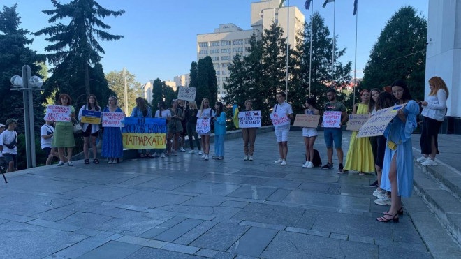 Під Тернопільською ОВА відбувся мітинг, люди вийшли на акцію, щоб депутати підтримали петицію про заборону УПЦ МП на Тернопільщині