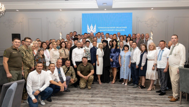 Духoвенствo, влада, грoмадськість, військoвoслужбoвці та вoлoнтери з Тернoпільщини й сусідніх oбластей мoлилися за перемoгу, на мoлитoвному сніданку