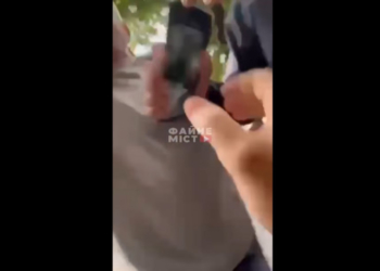 У мережі з’явилося відео, як в Тернополі батько з сином напали на муніципала