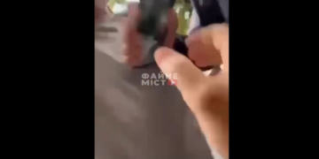 У мережі з’явилося відео, як в Тернополі батько з сином напали на муніципала