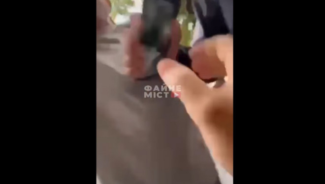 У мережі з’явилося відео, як в Тернополі батько з сином напали на муніципала