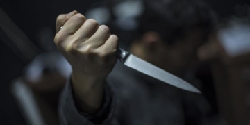 Бігає по квартирі з ножем та погрожує своєму батькові, – у Тернополі поліцейські запобігли непоправному