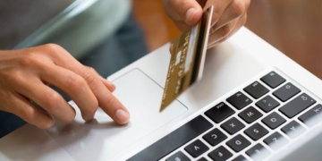 Тернополянка хотіла продати будинок, натомість потрапила на псевдо сільського голову і попала на гроші