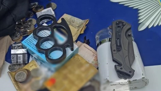 У Тернополі на вулиці Новий Світ інспектори роти тактико-оперативного реагування затримали чоловіка зі зброєю