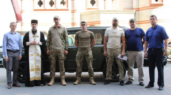 Два тернопільські благодійні фонди спільно передали автівку для ЗСУ