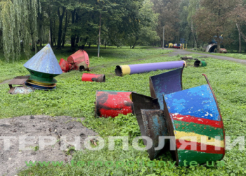 У Тернополі в парку «Сопільче» демонтували ракети, роботів та інші дитячі атракціони