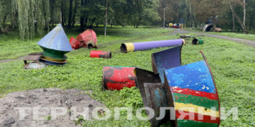 У Тернополі в парку «Сопільче» демонтували ракети, роботів та інші дитячі атракціони