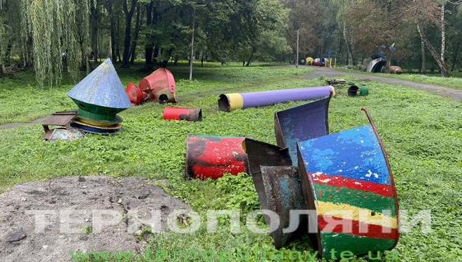 У Тернополі в парку «Сопільче» демонтували ракети, роботів та інші дитячі атракціони
