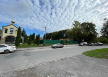 У Тернополі люди вийшли проти «благодатної» багатоповерхівки, яку будують в таємниці від парафіян