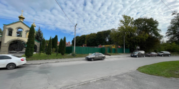 У Тернополі люди вийшли проти «благодатної» багатоповерхівки, яку будують в таємниці від парафіян