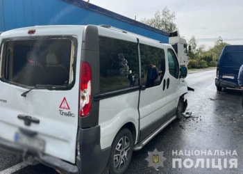 На Тернопільщині потрійна ДТП, – вантажівка «наздогнала» бус а він, в свою чергу, авто що їхало попереду