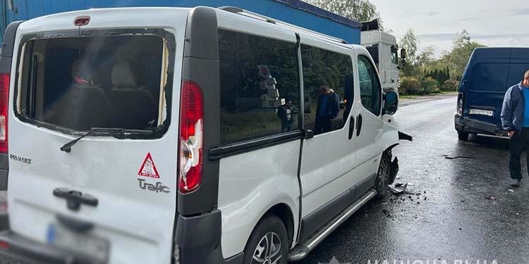 На Тернопільщині потрійна ДТП, – вантажівка «наздогнала» бус а він, в свою чергу, авто що їхало попереду