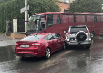 ДТП у Тернополі: поблизу «Горбатого мосту» зіткнулися 2 легковики і автобус, як результат – рух ускладнено